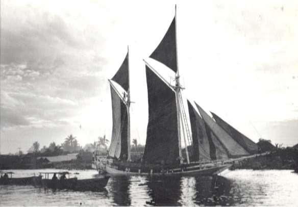 Last of the engineless pinisi setting sail for Java with a cargo of sawn timber, Banjarmasin, South-East Kalimantan 1983. Photograph: Jeffrey Mellefont.