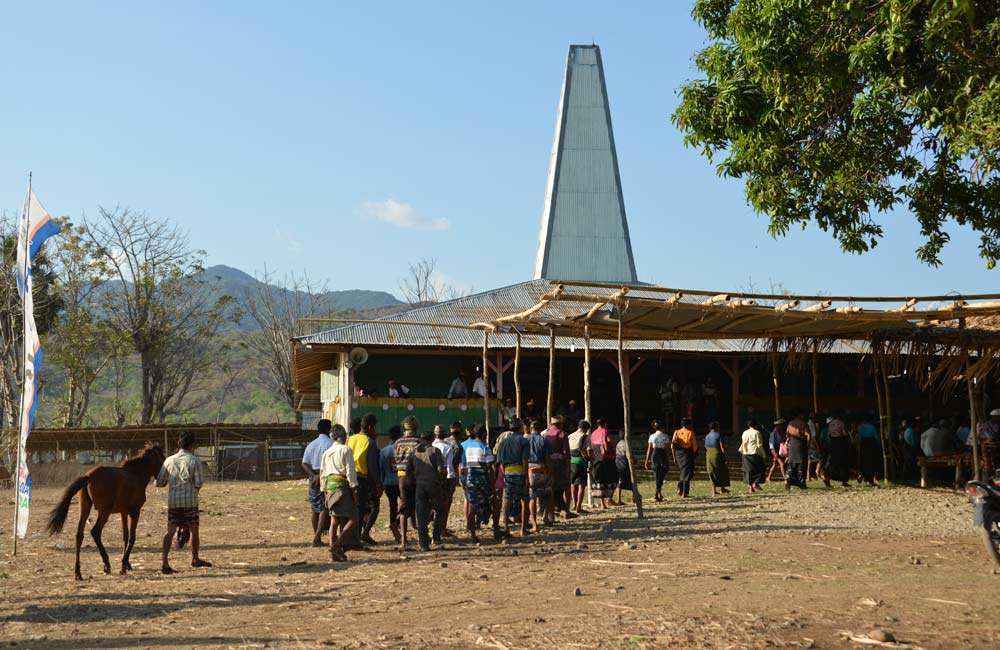 Guests arriving at the clan’s Uma Bakul or Great House