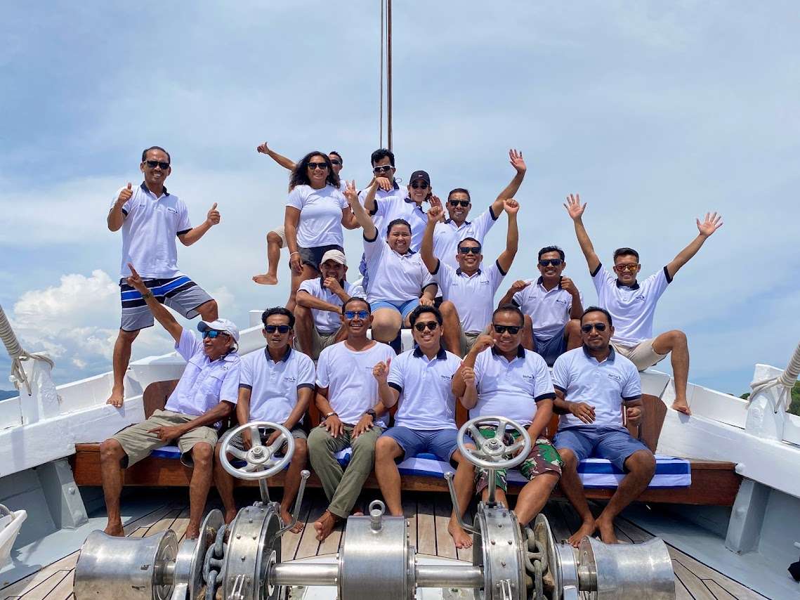 Crew Ombak putih