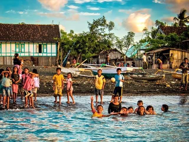 Children waiting at the shore